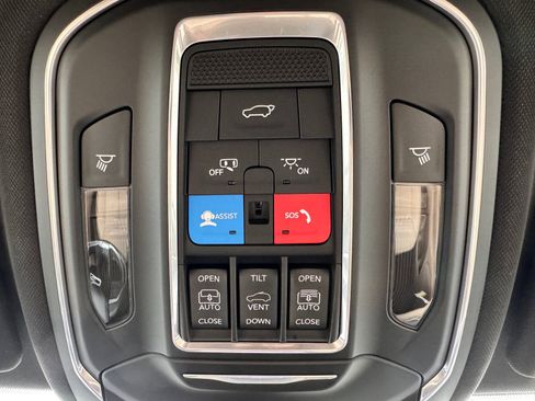 New 2025 Jeep Grand Cherokee Limited w/ Luxury Tech Group II AWD/4WD image 30