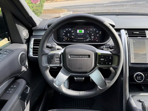 New 2025 Land Rover Discovery Dynamic SE image 15