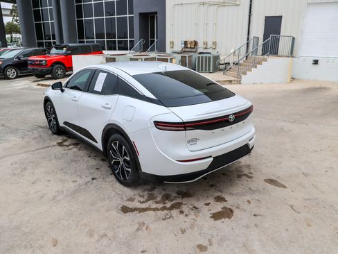 Used 2023 Toyota Crown Limited image 9