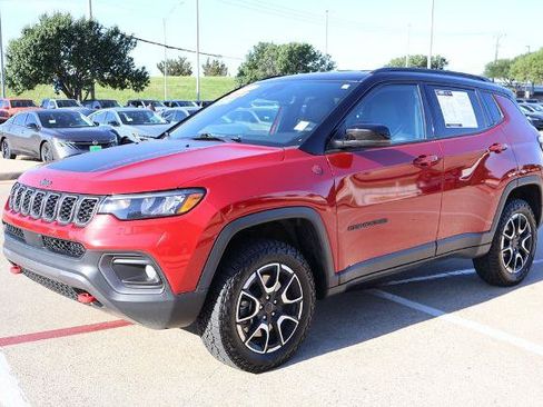 Used 2025 Jeep Compass Trailhawk AWD/4WD image 4
