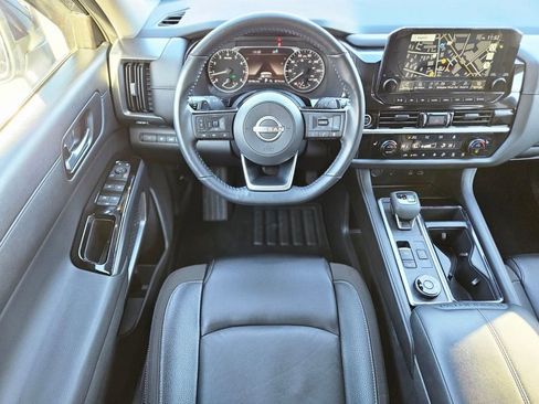 Used 2024 Nissan Pathfinder SL image 10