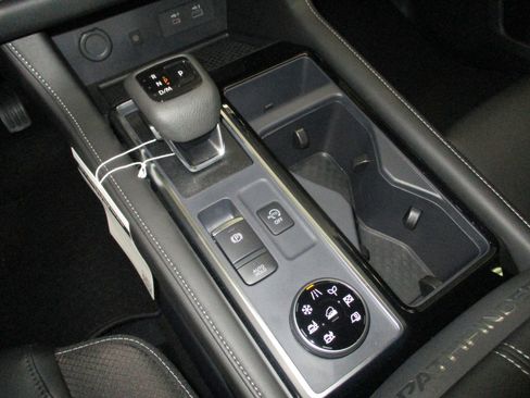 New 2025 Nissan Pathfinder SL image 27