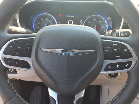 Certified 2024 Chrysler Pacifica Limited AWD/4WD image 5