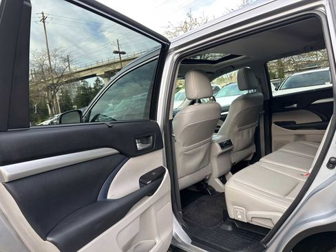 Used 2014 Toyota Highlander XLE image 16