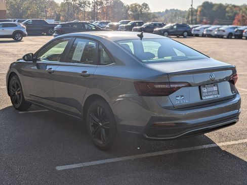 Used 2024 Volkswagen Jetta SE w/ Panoramic Sunroof Package image 7