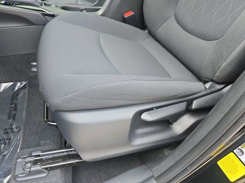 Used 2024 Toyota Corolla Cross LE image 34