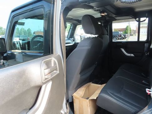 Used 2016 Jeep Wrangler Unlimited Rubicon w/ Connectivity Group AWD/4WD image 19