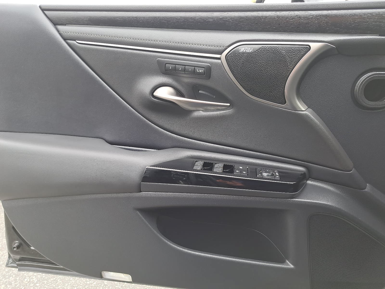 Used 2024 Lexus ES 300h w/ Accessory Package (Z1) FWD image 29