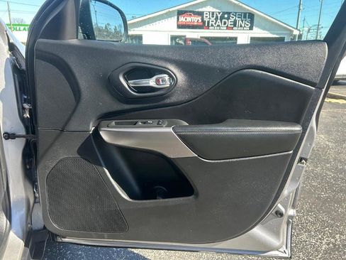 Used 2019 Jeep Cherokee Latitude Plus image 24