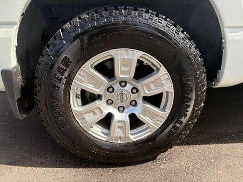 Used 2021 Nissan Titan SV w/ SV Convenience Package RWD image 4