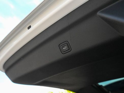 Used 2023 GMC Yukon XL Denali Ultimate AWD/4WD image 18