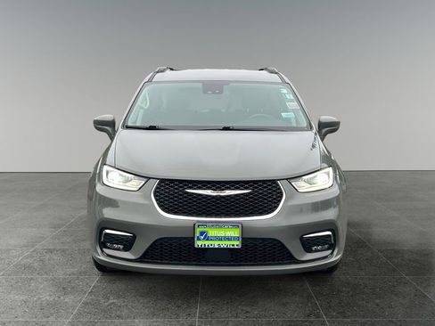 Used 2022 Chrysler Pacifica Touring-L image 2