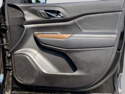 Used 2023 GMC Acadia SLE image 37