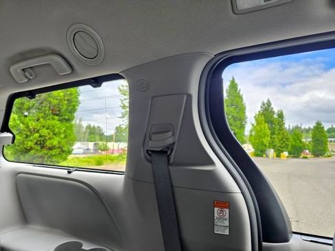 Used 2019 Toyota Sienna LE w/ LE Preferred Package FWD image 51