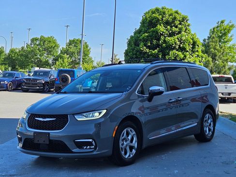 Used 2023 Chrysler Pacifica Limited FWD image 3