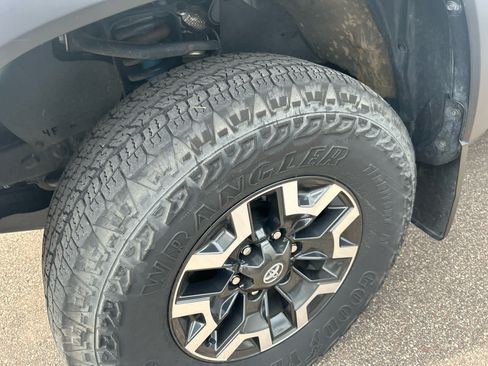 Used 2023 Toyota Tacoma TRD Off-Road w/ TRD Premium Off Road Package AWD/4WD image 3