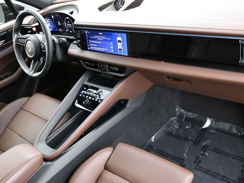 Used 2025 Porsche Macan 4 Electric image 34