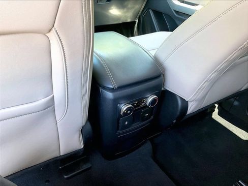 Used 2022 Ford Explorer XLT AWD/4WD image 29
