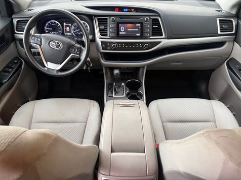 Used 2019 Toyota Highlander LE AWD/4WD image 26