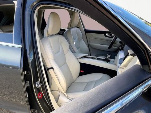 Used 2018 Volvo XC60 T5 Momentum w/ Convenience Package image 20