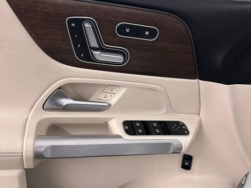 Used 2022 Mercedes-Benz GLB 250 4MATIC image 9