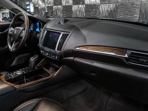 Used 2019 Maserati Levante GranLusso image 11