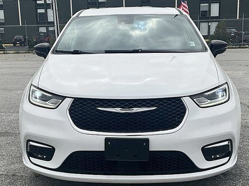 Used 2024 Chrysler Pacifica Touring-L image 3