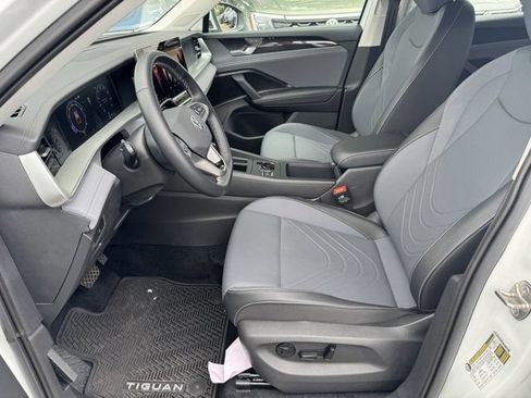 Used 2025 Volkswagen Tiguan SE AWD/4WD image 26