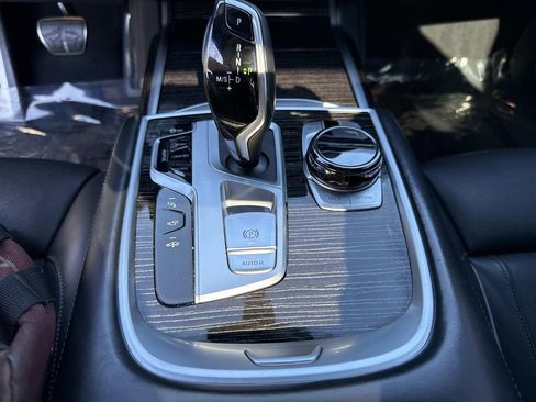 Used 2022 BMW 750i xDrive w/ Executive Package image 36