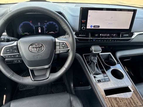 Used 2026 Toyota Sienna Platinum AWD/4WD image 15