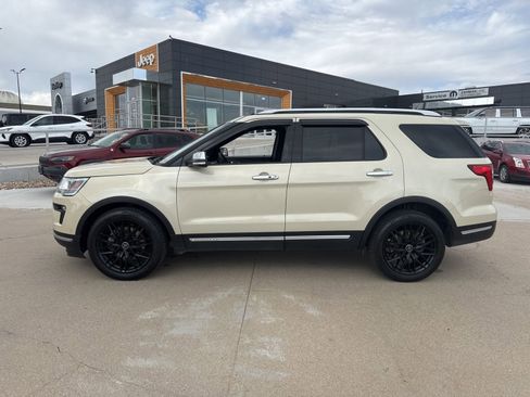 Used 2018 Ford Explorer Platinum AWD/4WD image 2