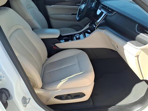 Used 2023 Jeep Grand Cherokee Limited image 17