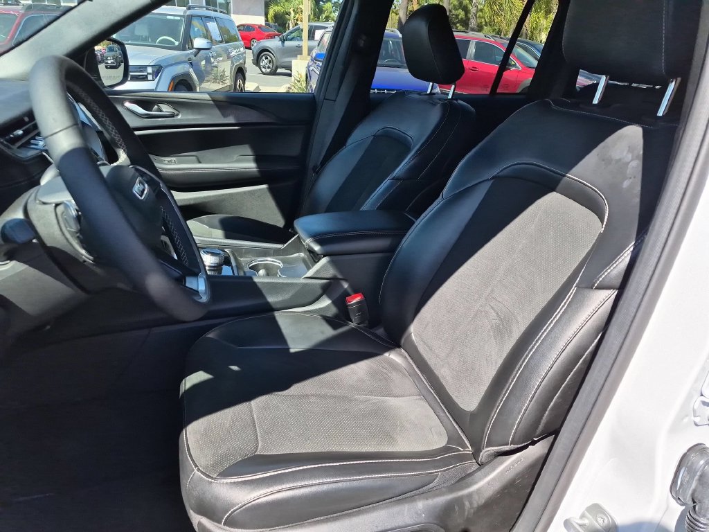 Used 2025 Jeep Grand Cherokee Altitude AWD/4WD image 25
