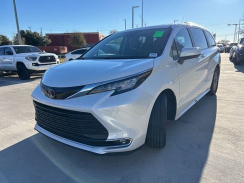 Used 2022 Toyota Sienna XLE image 7