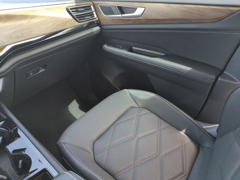 Used 2024 Volkswagen Atlas SE FWD image 29