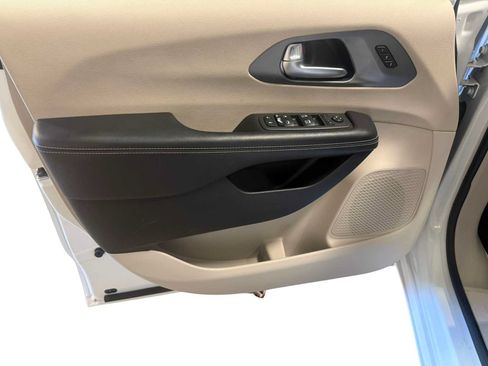 Used 2022 Chrysler Pacifica Touring-L FWD image 20