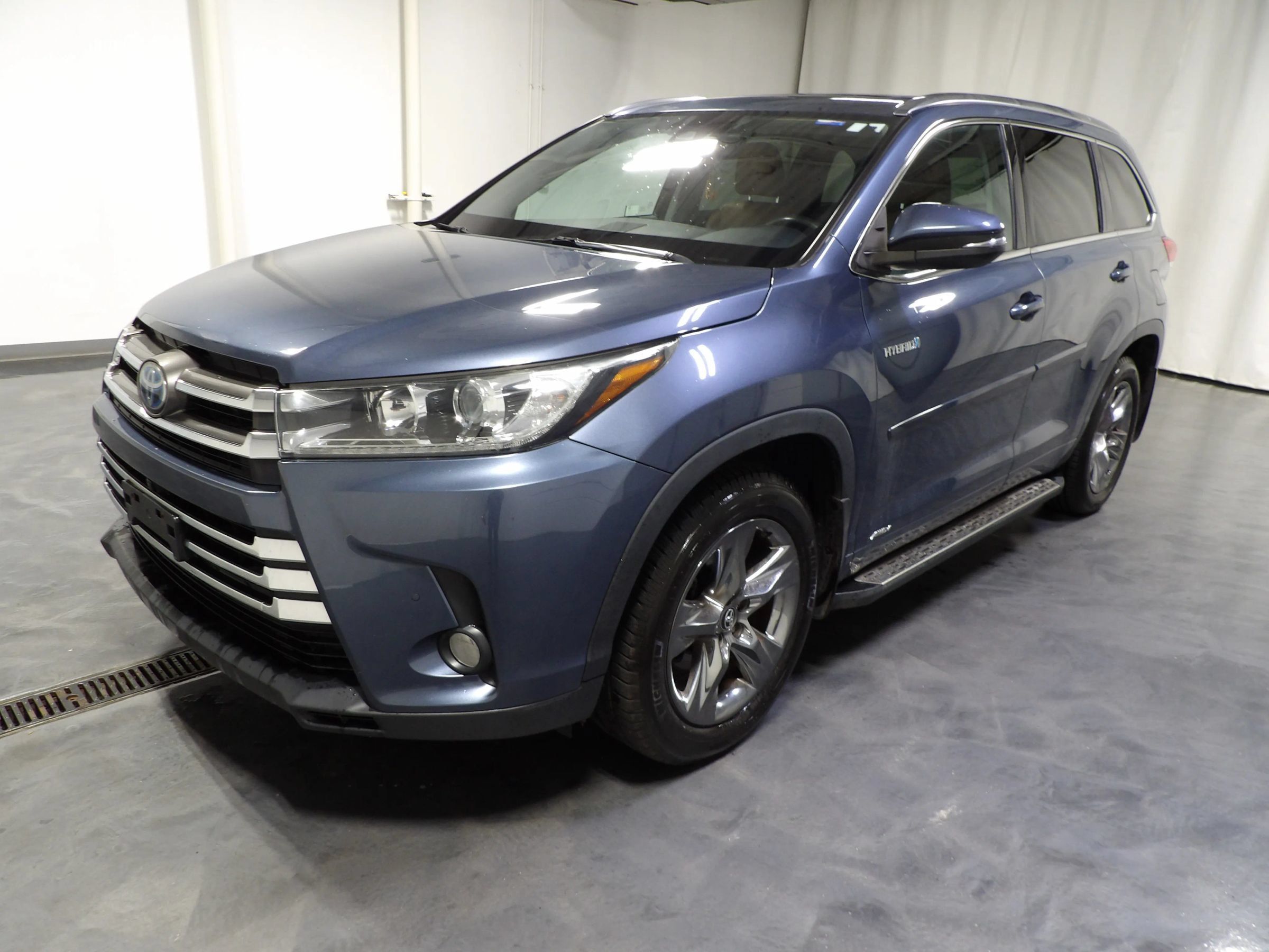 Used 2017 Toyota Highlander Limited Platinum AWD/4WD image 3