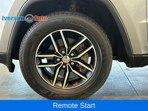 Used 2018 Jeep Grand Cherokee Trailhawk AWD/4WD image 11