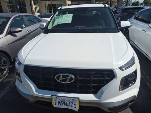 Used 2026 Hyundai Venue SE FWD image 4