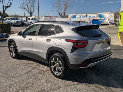 Certified 2025 Chevrolet Trax LT w/ LT Convenience Package image 7