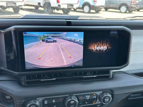 Used 2025 Jeep Wrangler Unlimited Sahara AWD/4WD image 5
