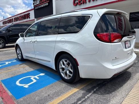 Used 2019 Chrysler Pacifica Touring-L Plus w/ Tire & Wheel Group FWD image 4