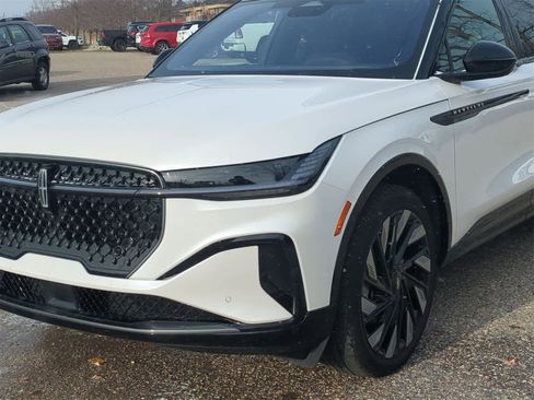 Used 2025 Lincoln Nautilus Reserve w/ Jet Appearance Package image 11