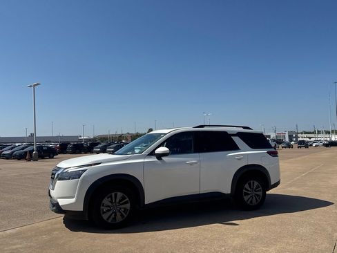 Used 2025 Nissan Pathfinder SV w/ SV Premium Package AWD/4WD image 12