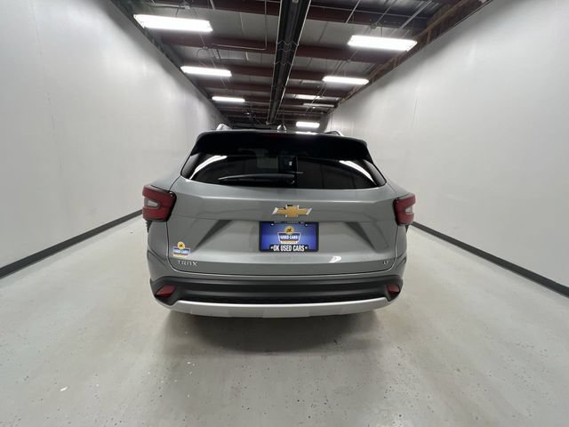 Used 2025 Chevrolet Trax LT FWD image 7