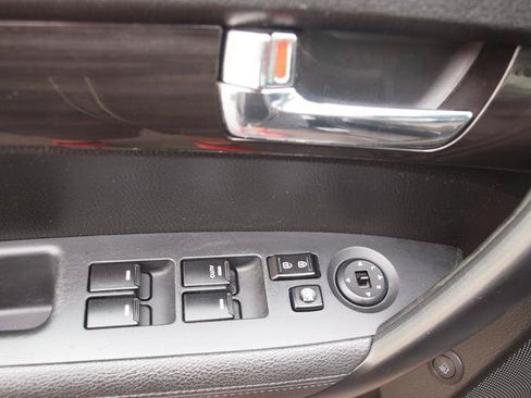 Used 2012 Kia Sorento LX w/ Convenience Pkg FWD image 9