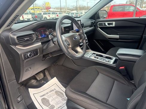 Used 2023 Ford Explorer XLT image 3