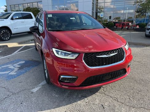 New 2026 Chrysler Pacifica Select image 8