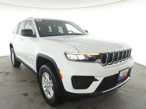 New 2025 Jeep Grand Cherokee Laredo image 3