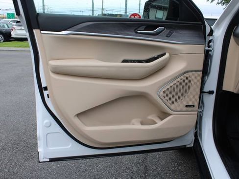 Used 2025 Jeep Grand Cherokee Limited AWD/4WD image 10